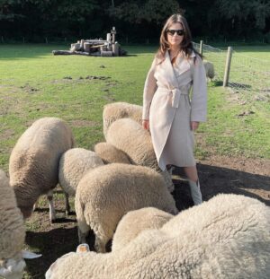Elise Schaap Instagram - Trying to blend in 📷 @noorvanrooij