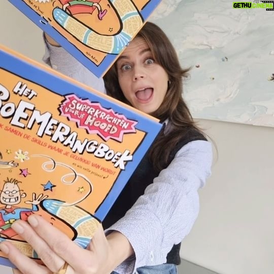 Elise Schaap Instagram - 🎉 de winnaars hebben bericht 🎉 Om helemaal in de sinterklaasstemming te komen, mag ik 10 x 2 exemplaren weggeven van het nieuwe Superkrachten voor je hoofd: BOEMERANGBOEK! Mega trots op @wouter_mindgym die dit waardevolle omstebeurtboek heeft bedacht en geschreven ♥️ Laat een comment achter en tag iemand die je dit boek ook gunt. Dan maken jullie samen kans om te winnen! Het Boemerangboek is het allereerste omstebeurtboek waarmee je samen met je kind de skills ontdekt waar je gelukkig van wordt. Om en om doen jullie een challenge. Je kind leert belangrijke mentale vaardigheden en wint ‘prijzen’ als later naar bed gaan of kamperen in de woonkamer. En jij krijgt een inkijkje in het hoofd van je kind, jullie versterken jullie band en je hebt als het klaar is een uniek bewaarboek. Het is geschikt voor kinderen tussen de 8 & 12 jaar, en voor alle volwassenen natuurlijk ;) En ook niet onbelangrijk: de challenges zijn heel leuk om te doen. Succes!! PS De winnaars krijgen voor het einde van de week bericht van @mavenpub