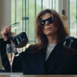 Elise Schaap Instagram - Elise Schaap is taking over Vogue NL. De actrice stapte letterlijk in de schoenen van Vogue’s Editor-in-Chief Yeliz – haar tweelingzus, zoals de twee vaak te horen krijgen. “Toen ik hoofdredacteur van Vogue werd, kreeg Elise felicitaties van vrienden”, vertelt Yeliz. “Ik kreeg op mijn beurt appjes van vrienden die de serie ‘Ferry’ aan het bingen waren, met screenshots van momenten dat ze daadwerkelijk dachten dat ik het was.” Hoe was het voor Elise om voor één keer in de schoenen van Yeliz te staan? ‘Freaky Friday’, but make it fashion. Video @sean_louw, assistent Hannah van Buchem, haar en make-up @fabiennejans