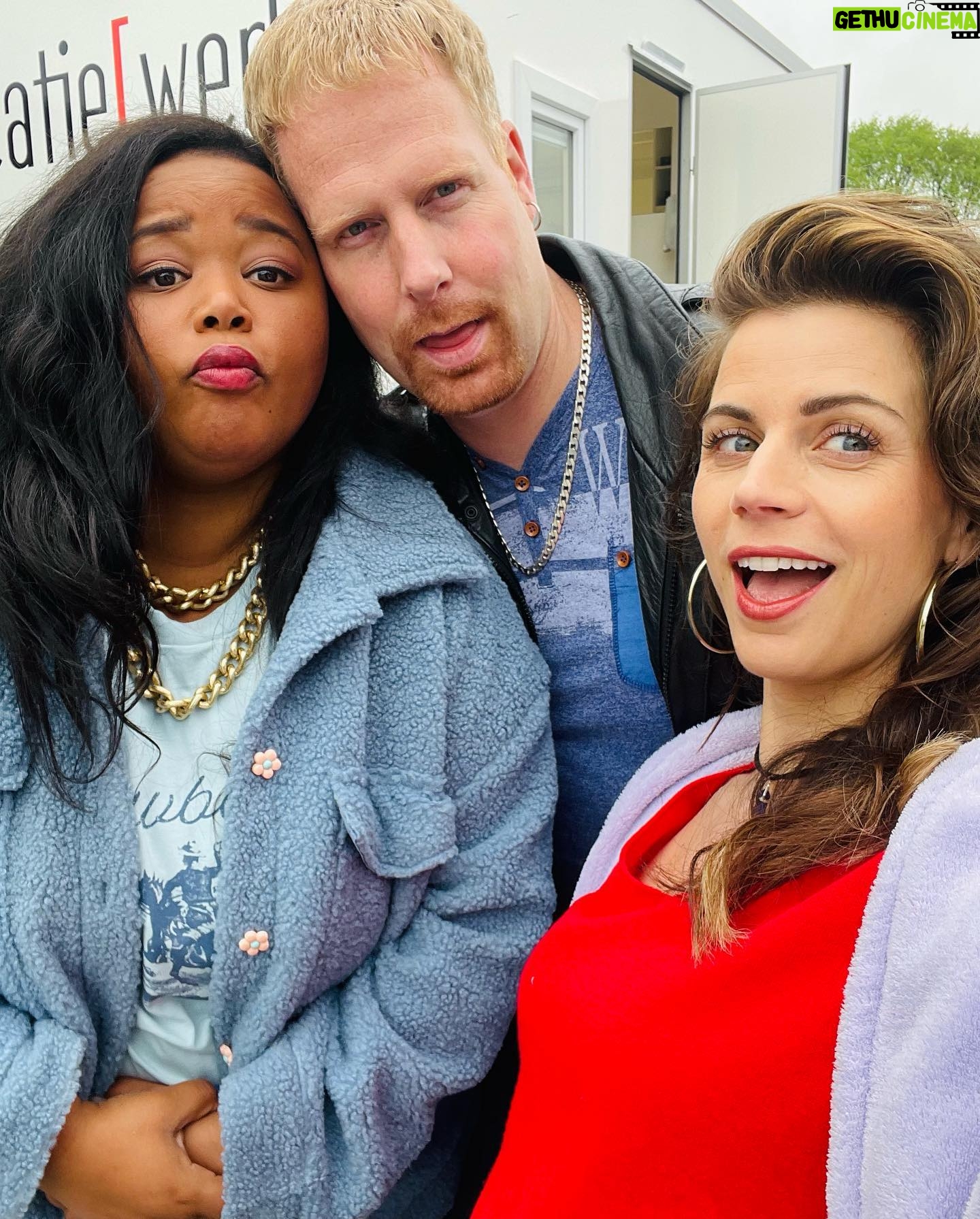 Elise Schaap Instagram - Yesss! We zijn begonnen met de opnames van de nieuwe comedy film @dezvanzusfilm 🎬💫🥳 🍿