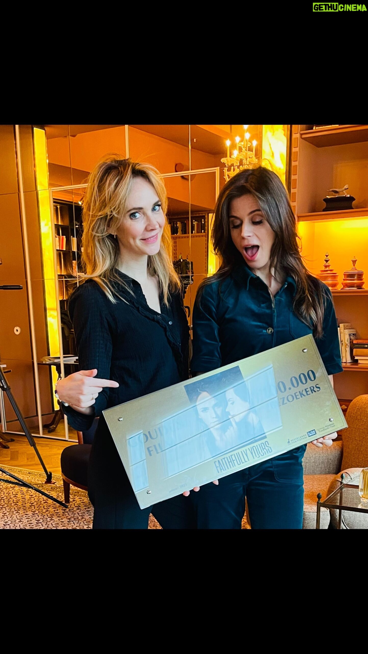 Elise Schaap Instagram - Dat was een korte dry january…Gouden film voor @faithfullyyoursfilm 💫 dank lieve biosbezoekers🍿 @doesburghbrachavan @andrevanduren