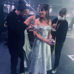 Elise Schaap Instagram – Kersttip voor vanavond: Wende’s Kerstkaleidoscoop om 21.45 @npo_2  Een tv show met waanzinnige optredens van kneitergoeie artiesten.  Ik mocht Annie Schmidt zingen, strak van de zenuwen in een glitterjurk met het immer fantastische @amsterdam_sinfonietta olv Bert vd Brink. Hier werd ik 5 minuten voor aanvang nog even vastgestikt door @davidlaport himself. 
Lieve @wendesnijders, ik vind jou een fenomeen en buitenaards goed. Dank dat ik hierbij mocht zijn… 🤍