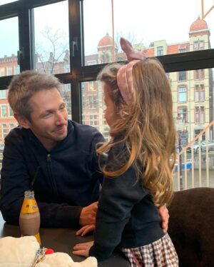 Elise Schaap Instagram - Zo om en nabij vandaag 17 jaar verkering met dit fijne grijze wezen. Liefste Wout, naast het feit dat je mij regelmatig  onvrijwillig deelgenoot maakt van je zoektocht naar sleutelbossen, squash sokken en doppen op sportflessen maakt mijn hart nog steeds een sprongetje wanneer ik je hoor thuiskomen ❤️