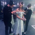 Elise Schaap Instagram - Kersttip voor vanavond: Wende’s Kerstkaleidoscoop om 21.45 @npo_2 Een tv show met waanzinnige optredens van kneitergoeie artiesten. Ik mocht Annie Schmidt zingen, strak van de zenuwen in een glitterjurk met het immer fantastische @amsterdam_sinfonietta olv Bert vd Brink. Hier werd ik 5 minuten voor aanvang nog even vastgestikt door @davidlaport himself. Lieve @wendesnijders, ik vind jou een fenomeen en buitenaards goed. Dank dat ik hierbij mocht zijn… 🤍