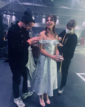 Elise Schaap Instagram - Kersttip voor vanavond: Wende’s Kerstkaleidoscoop om 21.45 @npo_2  Een tv show met waanzinnige optredens van kneitergoeie artiesten.  Ik mocht Annie Schmidt zingen, strak van de zenuwen in een glitterjurk met het immer fantastische @amsterdam_sinfonietta olv Bert vd Brink. Hier werd ik 5 minuten voor aanvang nog even vastgestikt door @davidlaport himself. 
Lieve @wendesnijders, ik vind jou een fenomeen en buitenaards goed. Dank dat ik hierbij mocht zijn… 🤍