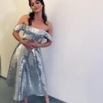 Elise Schaap Instagram - Kersttip voor vanavond: Wende’s Kerstkaleidoscoop om 21.45 @npo_2 Een tv show met waanzinnige optredens van kneitergoeie artiesten. Ik mocht Annie Schmidt zingen, strak van de zenuwen in een glitterjurk met het immer fantastische @amsterdam_sinfonietta olv Bert vd Brink. Hier werd ik 5 minuten voor aanvang nog even vastgestikt door @davidlaport himself. Lieve @wendesnijders, ik vind jou een fenomeen en buitenaards goed. Dank dat ik hierbij mocht zijn… 🤍