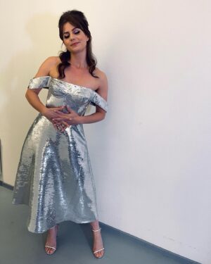 Elise Schaap Instagram - Kersttip voor vanavond: Wende’s Kerstkaleidoscoop om 21.45 @npo_2  Een tv show met waanzinnige optredens van kneitergoeie artiesten.  Ik mocht Annie Schmidt zingen, strak van de zenuwen in een glitterjurk met het immer fantastische @amsterdam_sinfonietta olv Bert vd Brink. Hier werd ik 5 minuten voor aanvang nog even vastgestikt door @davidlaport himself. 
Lieve @wendesnijders, ik vind jou een fenomeen en buitenaards goed. Dank dat ik hierbij mocht zijn… 🤍