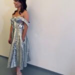 Elise Schaap Instagram - Kersttip voor vanavond: Wende’s Kerstkaleidoscoop om 21.45 @npo_2 Een tv show met waanzinnige optredens van kneitergoeie artiesten. Ik mocht Annie Schmidt zingen, strak van de zenuwen in een glitterjurk met het immer fantastische @amsterdam_sinfonietta olv Bert vd Brink. Hier werd ik 5 minuten voor aanvang nog even vastgestikt door @davidlaport himself. Lieve @wendesnijders, ik vind jou een fenomeen en buitenaards goed. Dank dat ik hierbij mocht zijn… 🤍