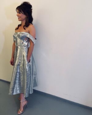 Elise Schaap Instagram - Kersttip voor vanavond: Wende’s Kerstkaleidoscoop om 21.45 @npo_2  Een tv show met waanzinnige optredens van kneitergoeie artiesten.  Ik mocht Annie Schmidt zingen, strak van de zenuwen in een glitterjurk met het immer fantastische @amsterdam_sinfonietta olv Bert vd Brink. Hier werd ik 5 minuten voor aanvang nog even vastgestikt door @davidlaport himself. 
Lieve @wendesnijders, ik vind jou een fenomeen en buitenaards goed. Dank dat ik hierbij mocht zijn… 🤍