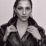 Elisha Applebaum Instagram - Hold on to your lapels 💨 This shoot was so gorgeous! Such chilled and relaxing vibes created by an awesome team! Photo: @kimhardyphotography Stylist: @najats