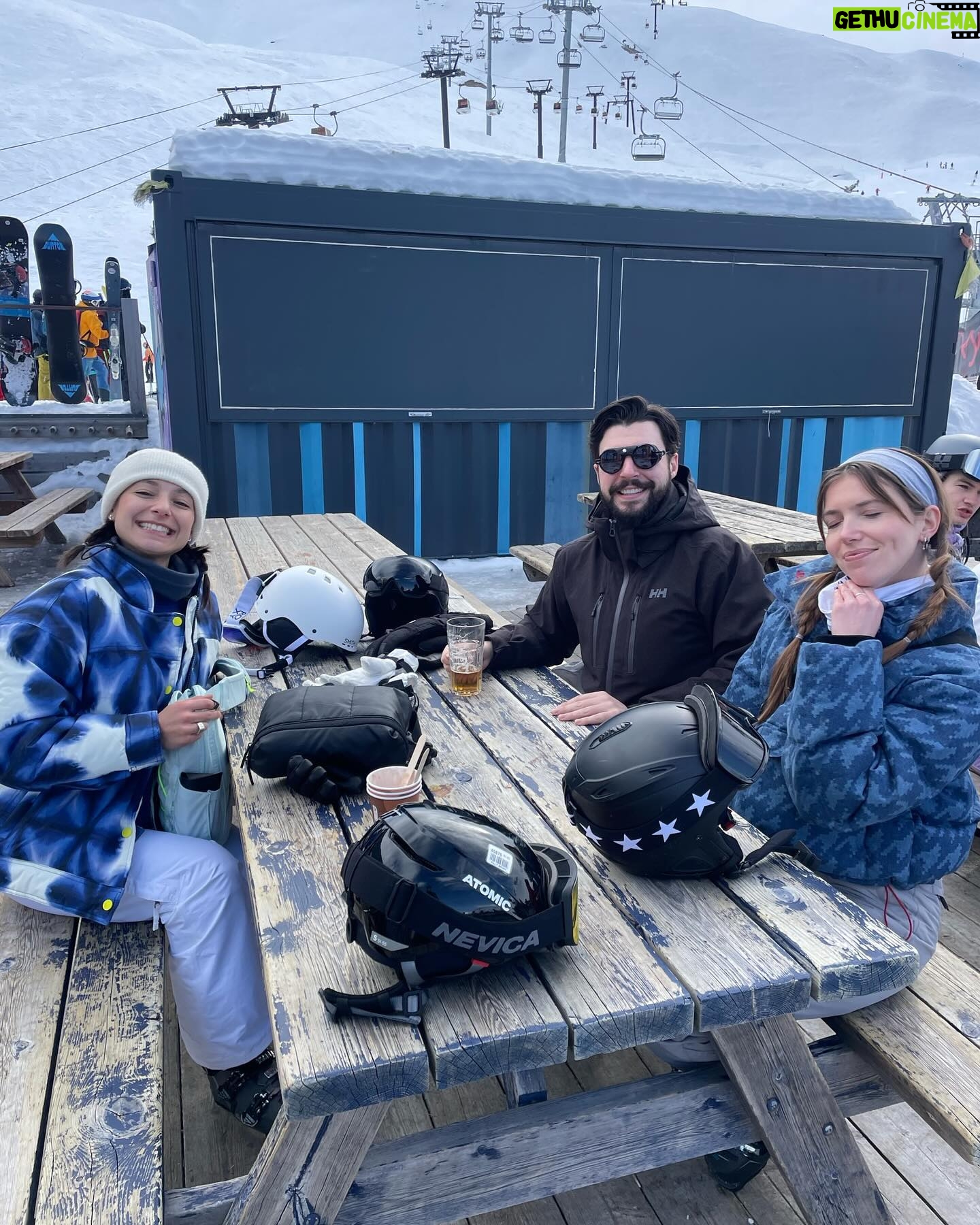 Elisha Applebaum Instagram - 𝐖𝐞 𝐬𝐤𝐢𝐞𝐝 𝐚𝐧𝐝 𝐰𝐞 𝐬𝐤𝐢𝐞𝐝 (𝐝𝐫𝐚𝐧𝐤 𝐛𝐞𝐞𝐫 𝐚𝐧𝐝 𝐚𝐭𝐞 𝐜𝐡𝐞𝐞𝐬𝐞) 𝐚𝐧𝐝 𝐰𝐞 𝐬𝐤𝐢𝐞𝐝 𝐚𝐧𝐝 𝐰𝐞 𝐬𝐤𝐢𝐞𝐝.