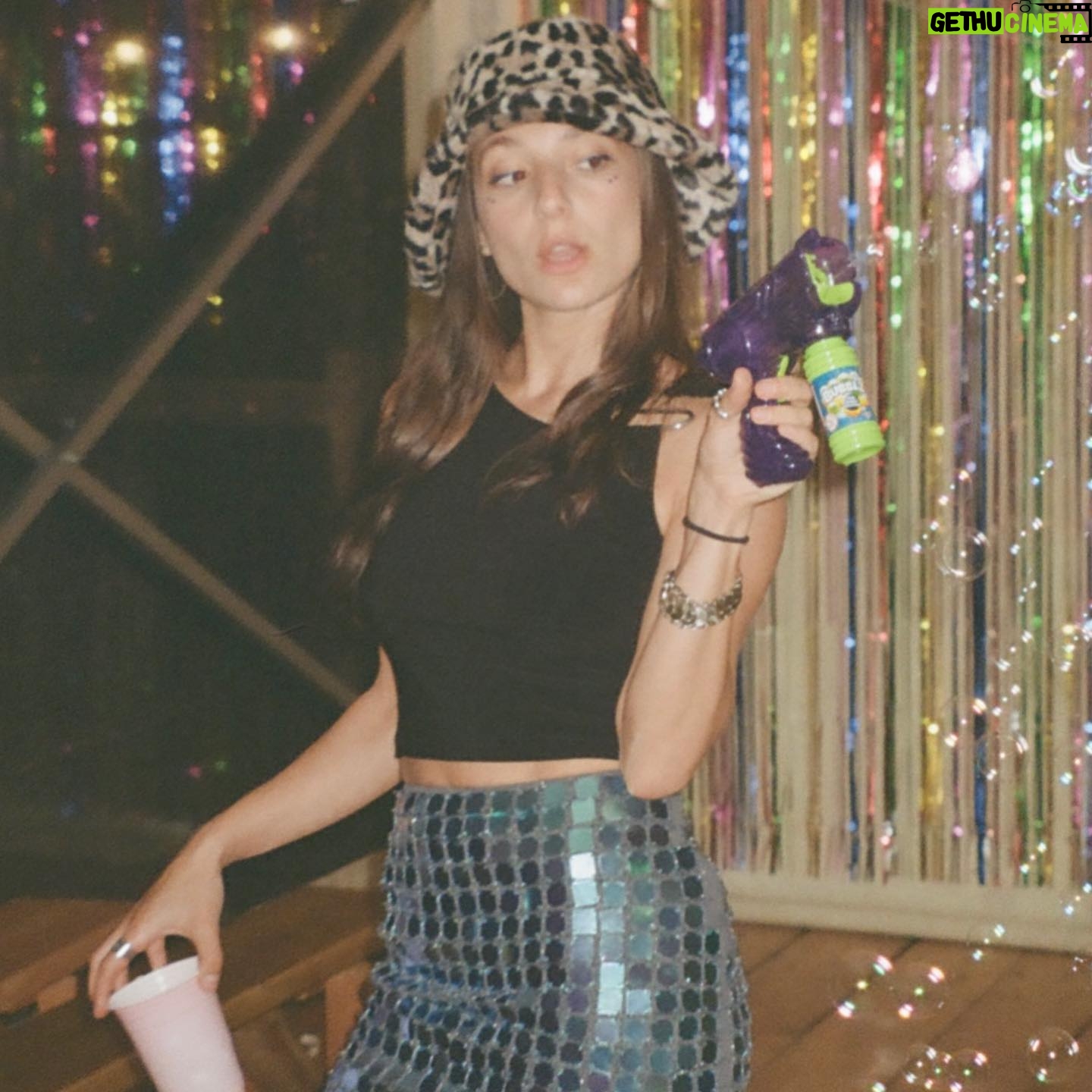 Elisha Applebaum Instagram - For my last couple of birthdays I have organised a mini festival for my wonderful friends and family. This year involved foraging, slip and slides, dancing, games, silent disco in the woods and sooo much food ! Here’s a snippet of this years APPLEFEST 2023 - The G.O.A.T era 🐐