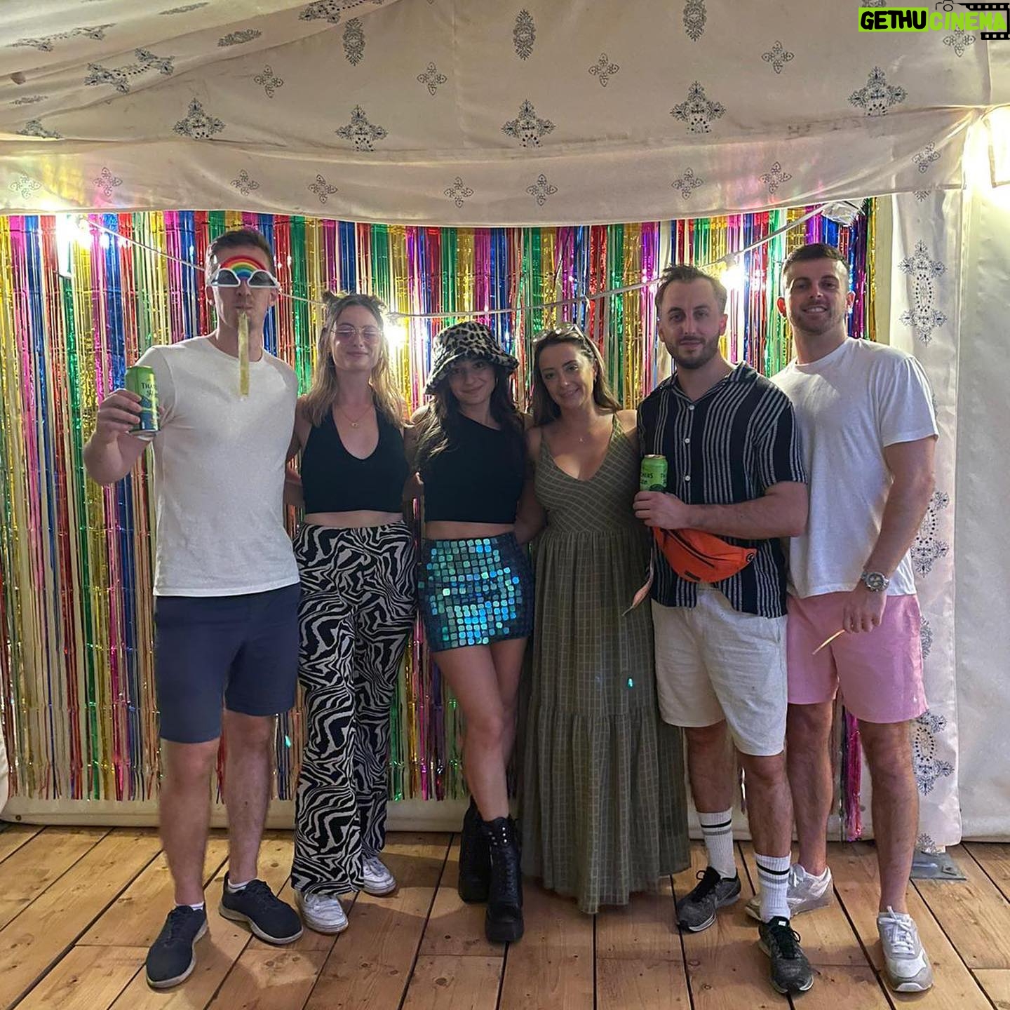 Elisha Applebaum Instagram - For my last couple of birthdays I have organised a mini festival for my wonderful friends and family. This year involved foraging, slip and slides, dancing, games, silent disco in the woods and sooo much food ! Here’s a snippet of this years APPLEFEST 2023 - The G.O.A.T era 🐐
