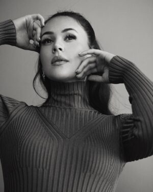 Eliza Butterworth Instagram - Turtleneck season has officially commenced ❄️🐢❄️ #wrapupwarm #tunamayowrap #wrappingallovertheworld #whataloadofwrap #wrapqueen #keepitunderwraps #bubblewrap #thatsawrap