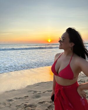 Eliza Butterworth Instagram - Take me back to Thailand!!!! ♥️🇹🇭♥️ #thaitimetravel #takemeback #iwannaeatmangostickyrice #suchabeautifulplace