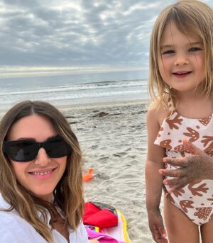 Elizabeth Hendrickson Instagram - Family vaca vibes 🌞⛱️🐚