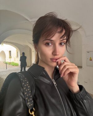 Elizabeth Kopecká Instagram - realita 😁 všedních dnů :)
1. rozespalá
2. po cvičení
3. ráno
4. během cvičení
5. na cestě k babi a dědovi
6. ráno 
7. fitting
8. něco mě evidentně šokovalo 😂😅