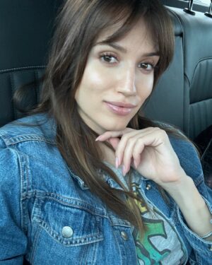 Elizabeth Kopecká Instagram - realita 😁 všedních dnů :)
1. rozespalá
2. po cvičení
3. ráno
4. během cvičení
5. na cestě k babi a dědovi
6. ráno 
7. fitting
8. něco mě evidentně šokovalo 😂😅