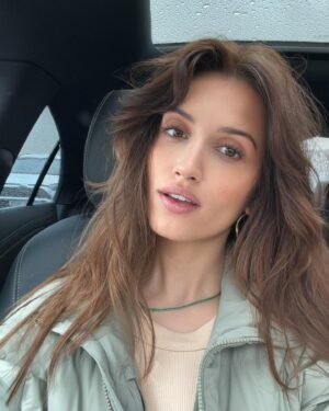 Elizabeth Kopecká Instagram - jednou jsem měla zase půjčené auto od @saga.mb.praha ❤️ tak jsem to patřičně všechno zdokumentovala 😂 to autíčko by mi slušelo, že jo? 🙈 všechny bych vás povozila 🙏 zn. SHÁNÍM VŮZ 😅