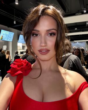 Elizabeth Kopecká Instagram - Foto z @ceny_andel ale na konci foto také z našeho paneláčkového výtahu 😅✌️

Nyní pro můj song Plán B můžete každý den hlasovat na @frekvence1 🙈🥰🥰 budu moc moc ráda za vaše hlasy, aby Plán B pouštěli v rádiu, co nejvíc! děkujuuuuuu 🥹❤️

(a ano, samozřejmě jsem si musela stoupnout do červeného světla, když mám ty červené šaty😂)

Děkuju Andrejce z @anamecz za krásné šaty a že mi vždycky vyjde vstříc 😍😩

mua a vlasy lvice @adriana_bartosova děkuji 😘
