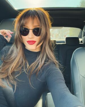Elizabeth Kopecká Instagram - jednou jsem měla zase půjčené auto od @saga.mb.praha ❤️ tak jsem to patřičně všechno zdokumentovala 😂 to autíčko by mi slušelo, že jo? 🙈 všechny bych vás povozila 🙏 zn. SHÁNÍM VŮZ 😅