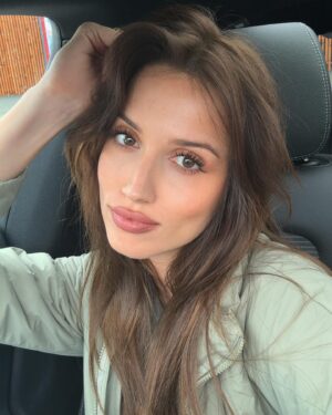 Elizabeth Kopecká Instagram - jednou jsem měla zase půjčené auto od @saga.mb.praha ❤️ tak jsem to patřičně všechno zdokumentovala 😂 to autíčko by mi slušelo, že jo? 🙈 všechny bych vás povozila 🙏 zn. SHÁNÍM VŮZ 😅
