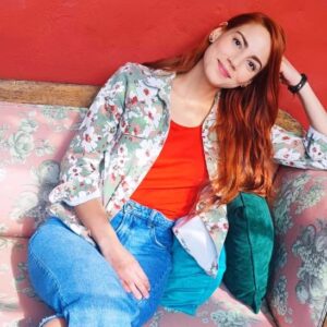 Elizabeth Minotta Instagram - Me sollé mucho jugar a Isabela en #rojocarmesi
❤️
@canalrcn
#netflix