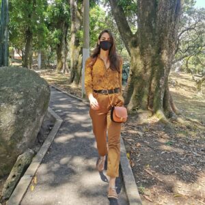 Elizabeth Minotta Instagram - Me gusta caminar, es una de las actividades que más disfruto. Mirar el paisaje, conocer el mundo. Siempre he dicho que vivo de paseo, porque la vida es eso, un viaje.
Bonito inicio de semana para todos desde #belloantioquiacolombia

#actriz #mujeresreales