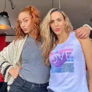 Elizabeth Minotta Instagram - Muchos años de amistad, soñando con estar juntas en el set de grabación y se nos hizo realidad. Estoy segura de que es una señal de que ambas seguiremos soñando y cumpliendo sueños, y que vamos a estar ahí, cerquita, para apoyarnos, hacernos barra y aplaudirnos hasta que seamos viejitas copetonas. Big fan de vos, mi negrita @manuelavaldesr
❤️
#rojocarmesi  que también cuenta historias de empoderamiento, sororidad y amistades bonitas entre mujeres detras de cámaras.