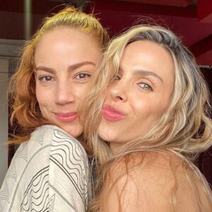 Elizabeth Minotta Instagram - Muchos años de amistad, soñando con estar juntas en el set de grabación y se nos hizo realidad. Estoy segura de que es una señal de que ambas seguiremos soñando y cumpliendo sueños, y que vamos a estar ahí, cerquita, para apoyarnos, hacernos barra y aplaudirnos hasta que seamos viejitas copetonas. Big fan de vos, mi negrita @manuelavaldesr
❤️
#rojocarmesi  que también cuenta historias de empoderamiento, sororidad y amistades bonitas entre mujeres detras de cámaras.