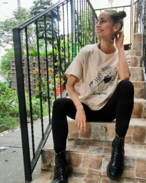 Elizabeth Minotta Instagram - No sé por qué antes me asustaba un poco usar camisetas anchas, hasta que conocí el estilo de @lourdes_ilustra  y me enamoré de la comodidad, la frescura y la elegancia de sus diseños. Ahora no creo en nadie y soy la más feliz jeje no me quito las camisetas, me siento cómoda, casual y fresca 🖤
