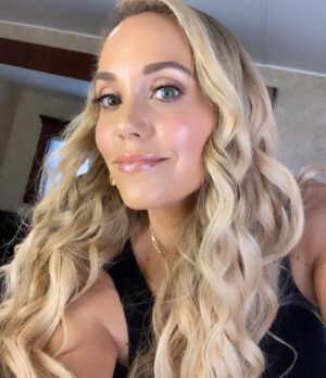 Elizabeth Berkley Instagram - In my trailer before starting work after going thru “the works” More looks and maybe some tutorials if you’d like?  #hair #beauty #hairstyles #products 
Dream team- it’s takes a village 😅
Color: @traceycunningham1 
Cut:@robertramos
Styling: @cose_bella
 Makeup: @kathleenkarridene