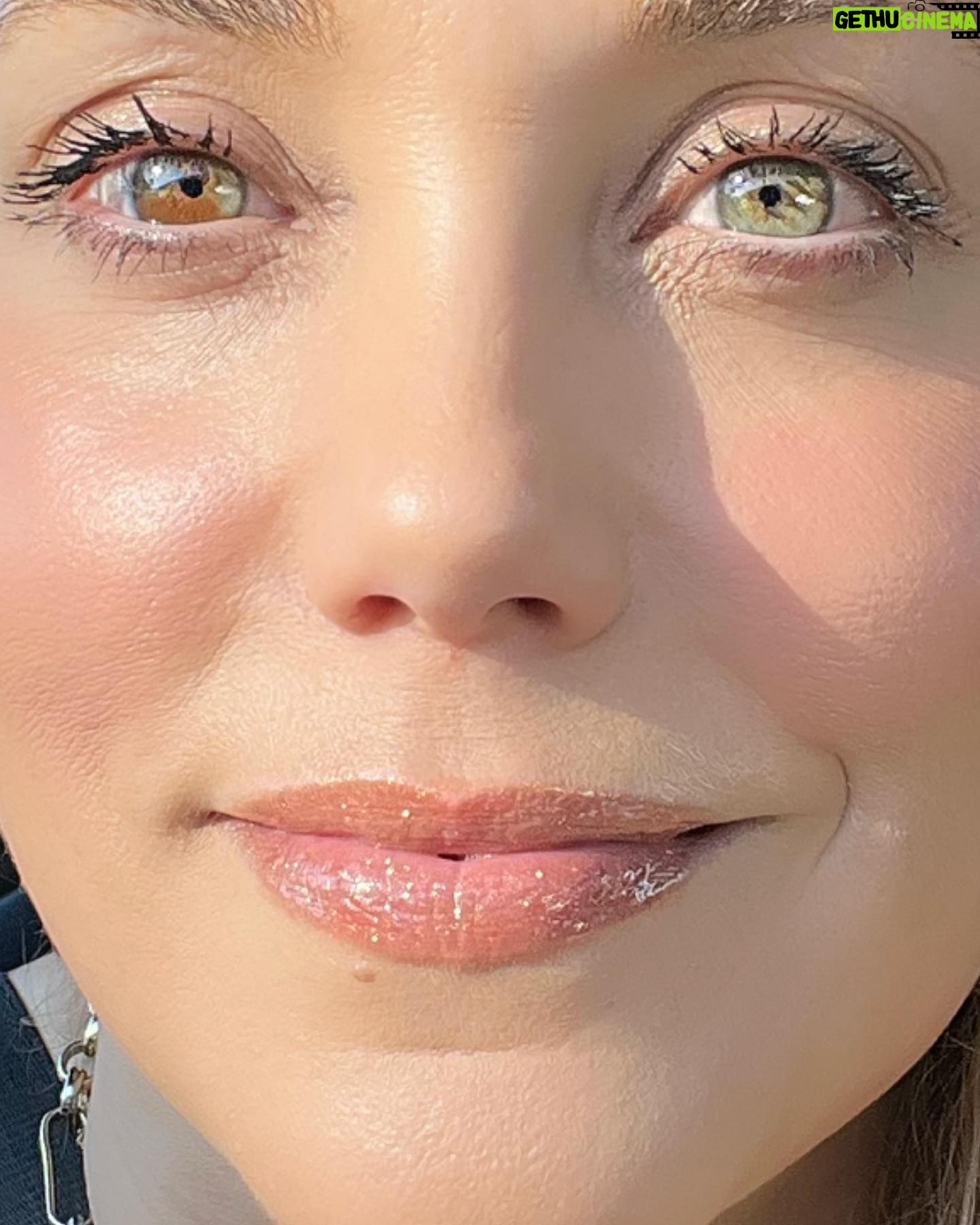 Elizabeth Berkley Instagram - Making some new skincare content for you. What would you most like to see? ๐๐งผ#skin #skincare #glow #dewyskin #clean