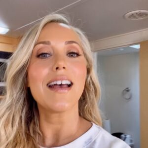 Elizabeth Berkley Instagram - Here we goooo... season 2 begins shooting today. Can’t wait for you to see what we are making for you guys. 💖💖💖#imsoexcited #sbtb #friends