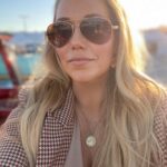 Elizabeth Berkley Instagram - You guys are asking for a little beauty and fashion breakdown on this last post from @kellyclarksonshow so just sharing... Please note : it takes a village- a few hours before, I had a face mask on with my hair in a bun , while setting up zoom school for my son 🤡❤️🥰#mama #boy #boymom . Here you go: The blazer is @lagencefashion Silk top @vince Sunglasses @ralphlauren Gorgeous gold jewelry- good luck charm @jenmeyerjewelry Divinity emerald @elekeatsjewelry Gold bangles with gems @melindamaria_jewelry Rings all from my ❤️💍 @greglauren Makeup is all @sennacosmetics (coy blush, orangeism gloss) @cledepeaubeauteus concealer in ochre Hair styling and photo :@robertramoshair✨