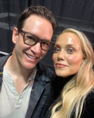 Elizabeth Berkley Instagram - Thank you #90sCon and  Fred @primetimeappearances  @thats4ent !🙏🏼I had the best weekend  meeting forever fans and catching up with some amazing artists who also have been working hard since they were kids too... Not to mention, they all happen to hold a special place in pop culture for their amazing shows that have long been a part of people’s most treasured memories from childhood. This one right here is a part of mine🙏🏼 #Sbtb #friendsforever #jessieandzack #bayside ❤️#imsoexcited