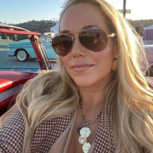 Elizabeth Berkley Instagram - You guys are asking for a little beauty and fashion breakdown on this last post from @kellyclarksonshow so just sharing...

Please note : it takes a village- a few hours before, I had a face mask on with my hair in a bun , while setting up zoom school for my son 🤡❤️🥰#mama #boy #boymom 

. Here you go:

The blazer is @lagencefashion 
Silk top @vince 
Sunglasses @ralphlauren 
Gorgeous gold jewelry- good luck charm @jenmeyerjewelry 
Divinity emerald @elekeatsjewelry 
Gold bangles with gems @melindamaria_jewelry 
Rings all from my ❤️💍 @greglauren 
Makeup is all @sennacosmetics (coy blush, orangeism gloss) 
@cledepeaubeauteus concealer in ochre
Hair styling and photo :@robertramoshair✨