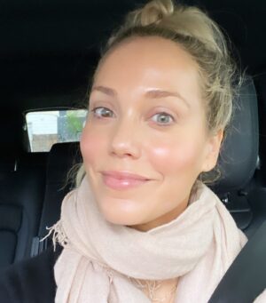 Elizabeth Berkley Instagram - Sending extra love out today 🙏🏼💖#besafe #love #light