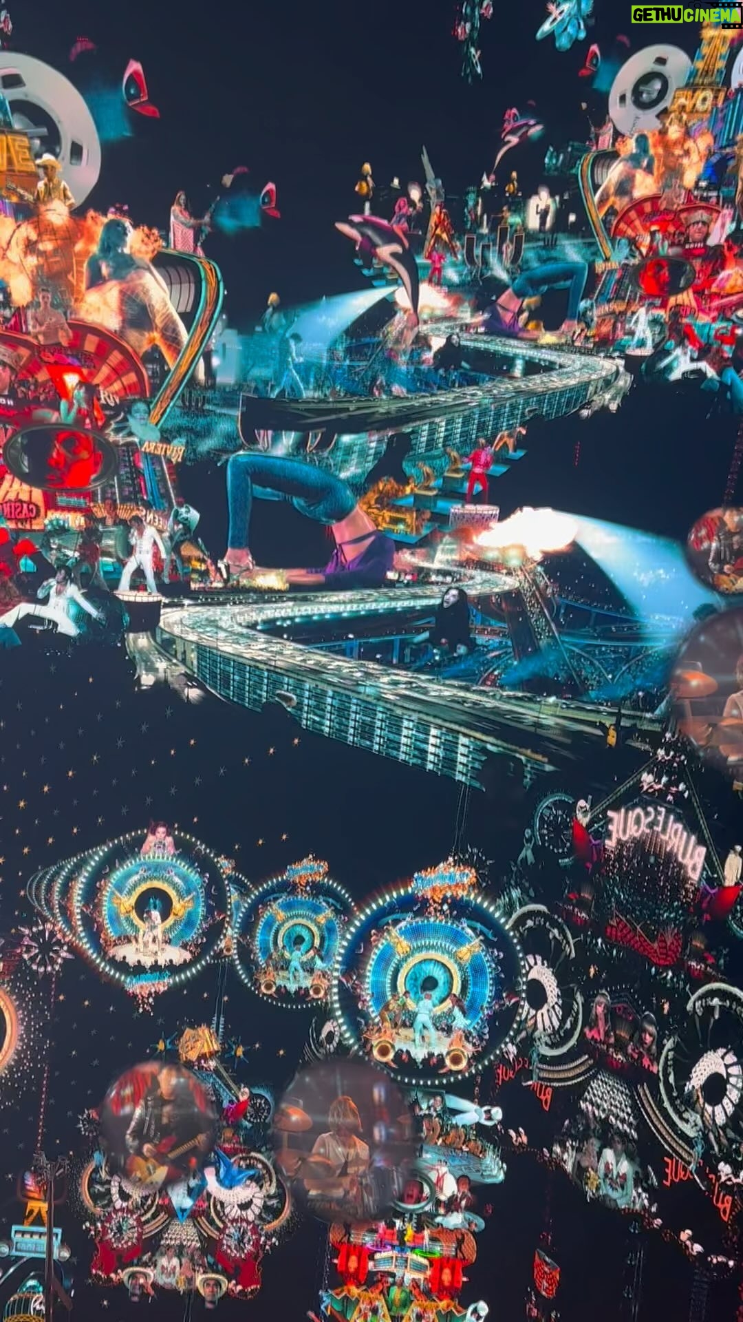 Elizabeth Berkley Instagram - Let’s play a game… “Spot the Showgirl”… or… “Where’s Nomi?” #thrustit and 6 other images woven throughout. 🎥🎬 From Stardust to the Sphere @u2 …. Nomi 🌋🎥🔥❤️ for #sphere #vegas Merci@courtney_mlopez✨