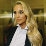 Elizabeth Berkley Instagram - Thank you to the Academy….Museum…🎬🎥✨✨ @academymuseum @barrydalenyc for the most extraordinary night …. One my 21 year old self could not have imagined… and I’m known to dream big. 🙋🏼‍♀️ 1200 hearts in a sold out theatre gathered to celebrate this special moment. Thank you to the amazing fans around the world that have shown Showgirls (and me/Nomi) your love all these years. And to the new ones who are discovering it year after year. I love how a new generation of creatives draw inspiration from it. You never know in life the magic that awaits you…thanks, Darlin. Here’s to more ✨✨✨ #imadancer Glam Dream Team💕 Hair: @claytonhawkins Makeup: @kathleenkarridene Hair color: @traceycunningham1 Styling with love: @greglauren 😊 Tux:@ralphlauren Gems:@lorraineschwartz