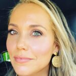 Elizabeth Berkley Instagram - Happy holidays!!!! Sending love and joy your way. Thank you for following along on this journey with me. Can’t wait to share all the fun things to come. Love, light and blessings ✨✨✨✨✨✨✨❤️❤️❤️❤️❤️#love #holiday #family #life #memories #tradition #magic #kids #baby #boy #girl #christmas #hannukah #beautiful gifts all around us.