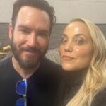 Elizabeth Berkley Instagram - #Timeout….Backstage with my forever friend #markpaulgosselaar ! Loved our panel @hsvexpo ! #Timein. #bayside #sbtb #friendsforever #powerhousepreppies #friends 🎥🎬 #insoexcited #jessieandzack