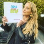 Elizabeth Berkley Instagram - I’m so excited.... to be back at Bayside!!!!🎉🎬✨🙋🏼‍♀️❤️ Today was the table read for our new SBTB !!!! Can’t wait for you all to see 10 new episodes on #nbc #universal #peacock soon!!! #tv #act #actor #friends #love #life #magic #friendsforever #mama #bubba #sbtb🛎 So grateful to have @traceywigfield at the helm 🎬 #spanoisthemano #jessie