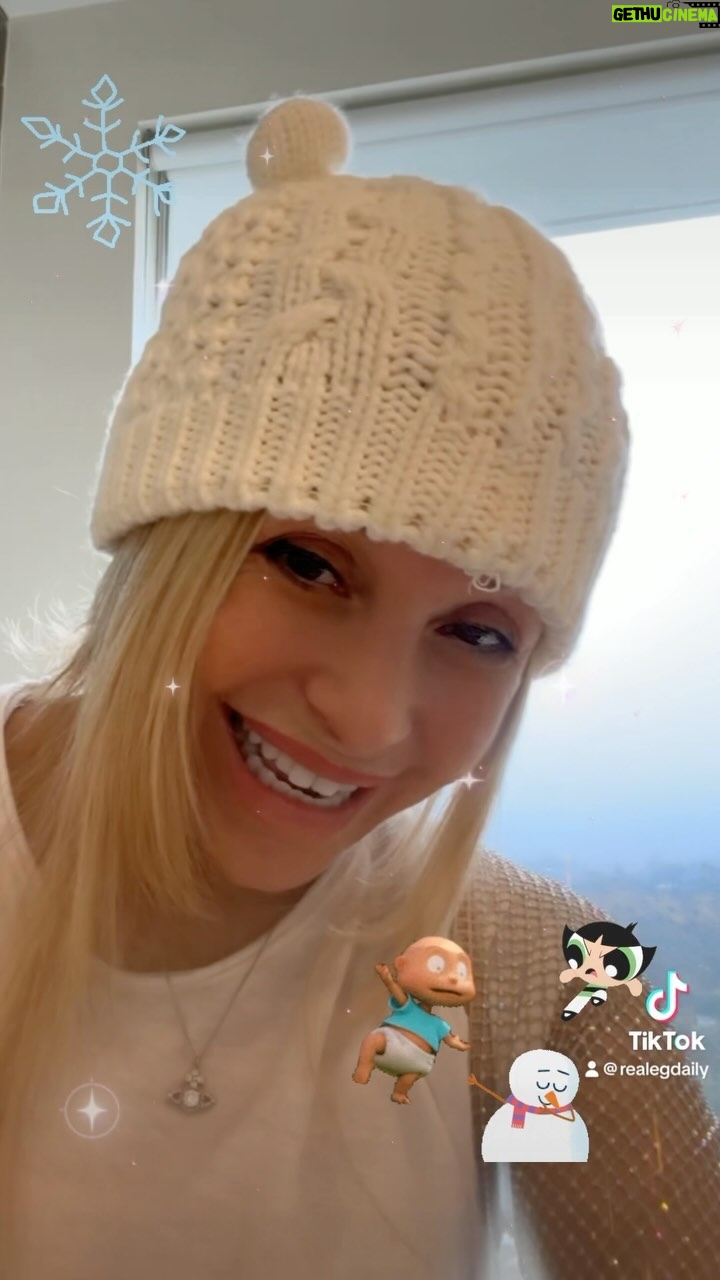 Elizabeth Daily Instagram - Happy Holidays guys! I Hope is it sweet and your surrounded by lots of love ❤️ #tommypickles #buttercup #happyholidays #happynewyear