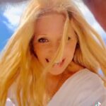 Elizabeth Daily Instagram - Free me ! Streaming @michaeljaysongs @michaeljaysongs @beattonemusic #love #betruetoyourself #singer #thevoice