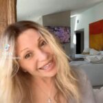 Elizabeth Daily Instagram – Why women do boys voices in #cartoons #tommypickles #puberty #cartoons #voiceover 🤪