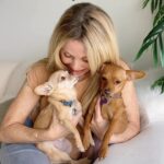 Elizabeth Daily Instagram – We LOVE this little life 🤪😆 #trend #ithinkilikethislittlelife #funny @tobiessmalldogrescue #foster #Rescue then #fosterfail 🤪 @lc4a