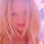Elizabeth Daily Instagram - New song is out FREE ME ! Avail on all streaming platforms! Please share . My amazing team @michaeljaysongs and @beattonemusic xxeg https://open.spotify.com/track/79fJsWcyLBE4INAuQt4xuJ?si=GrIt4e2SQUW22ak-M_PC0Q
