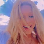 Elizabeth Daily Instagram - New song FREE ME is out on all Streaming! Pls share ! It’s a message I really believe in ! That we should all be free to be who we really are!! My amazing team Producers @michaeljaysongs and #ingemaraberg @beattonemusic Let me know your thoughts! xxxeg