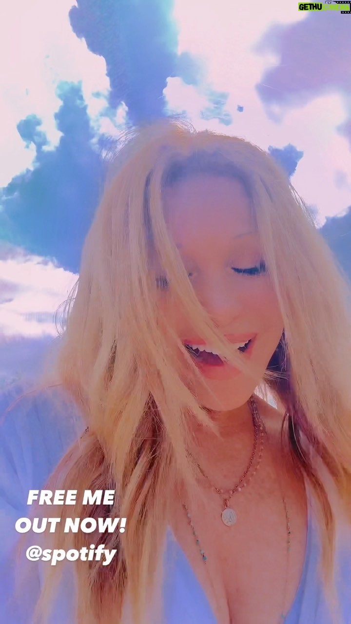 Elizabeth Daily Instagram - New song FREE ME is out on all Streaming! Pls share ! It’s a message I really believe in ! That we should all be free to be who we really are!! My amazing team Producers @michaeljaysongs and #ingemaraberg @beattonemusic Let me know your thoughts! xxxeg